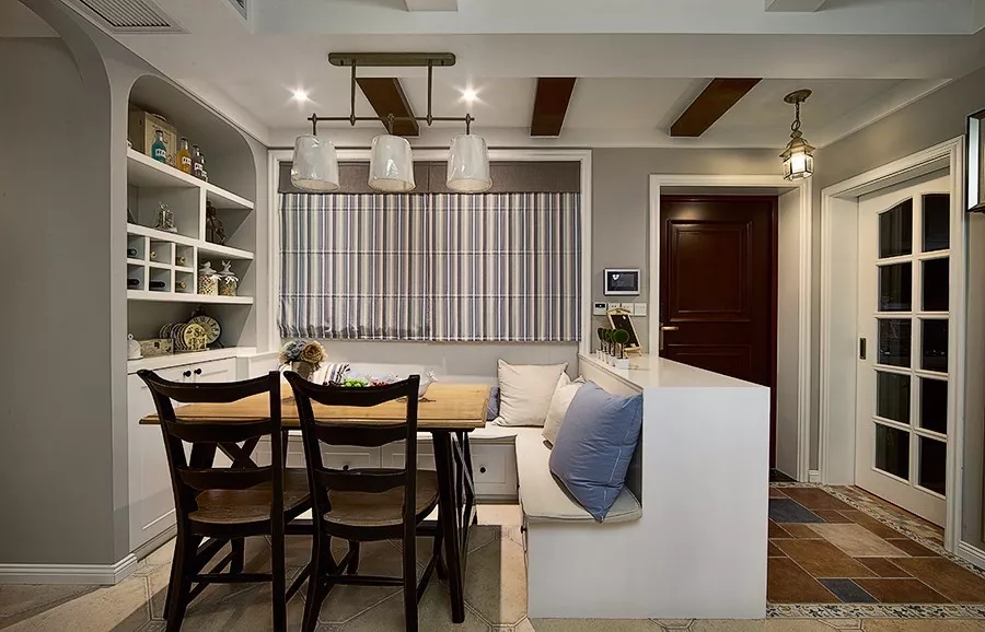 小户型餐厅，用卡座做餐椅，实用温馨好舒适！