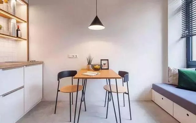 18㎡超小户型，既有两层空间，储物柜也可当楼梯