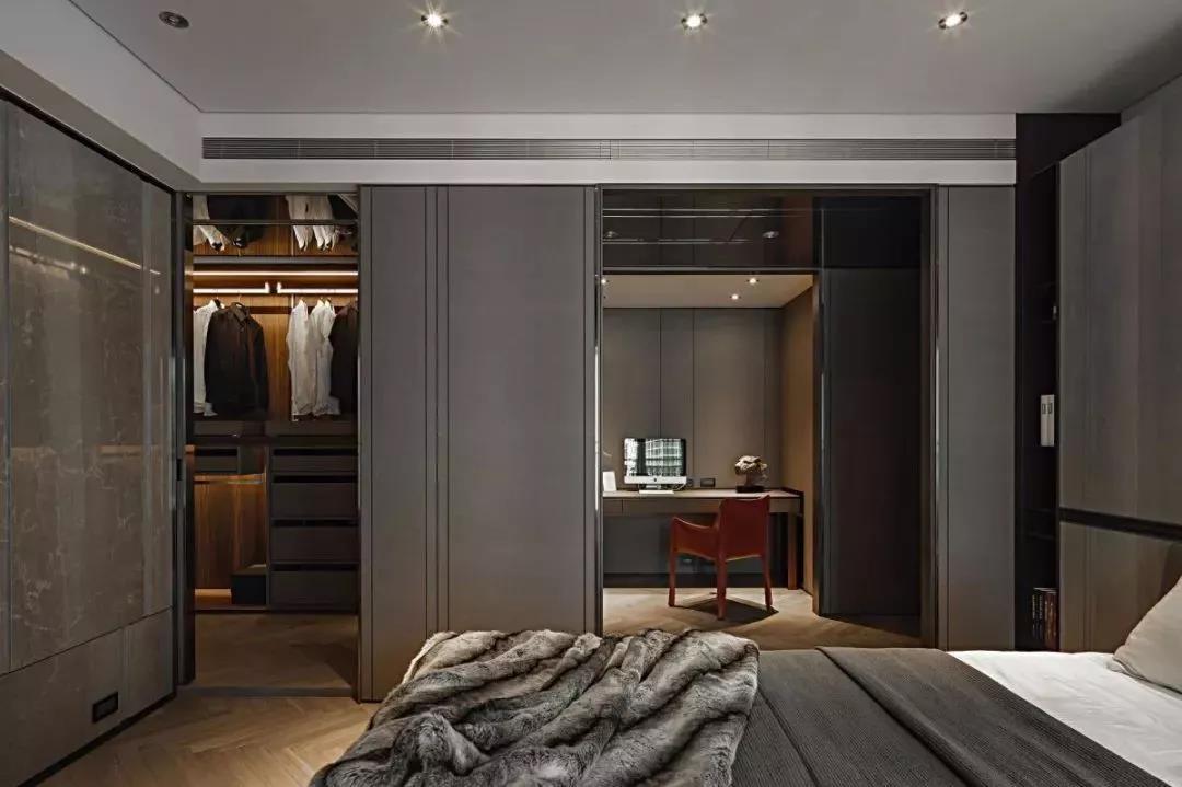 不仅发挥了纯粹的衣物收纳功能，还可以与书桌、书架、化妆台、办公区等组合起来